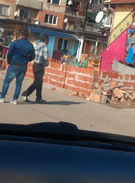 Читател сигнализира за нов строеж до улица без тротоар в Хасково