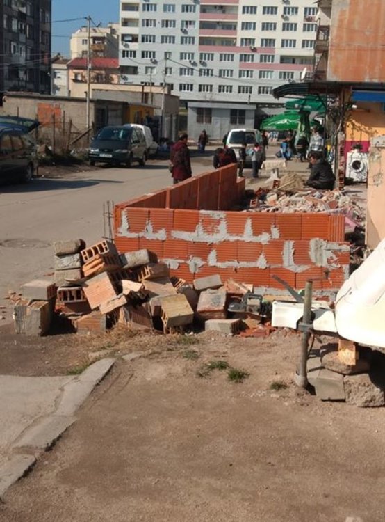 Читател сигнализира за нов строеж до улица без тротоар в Хасково