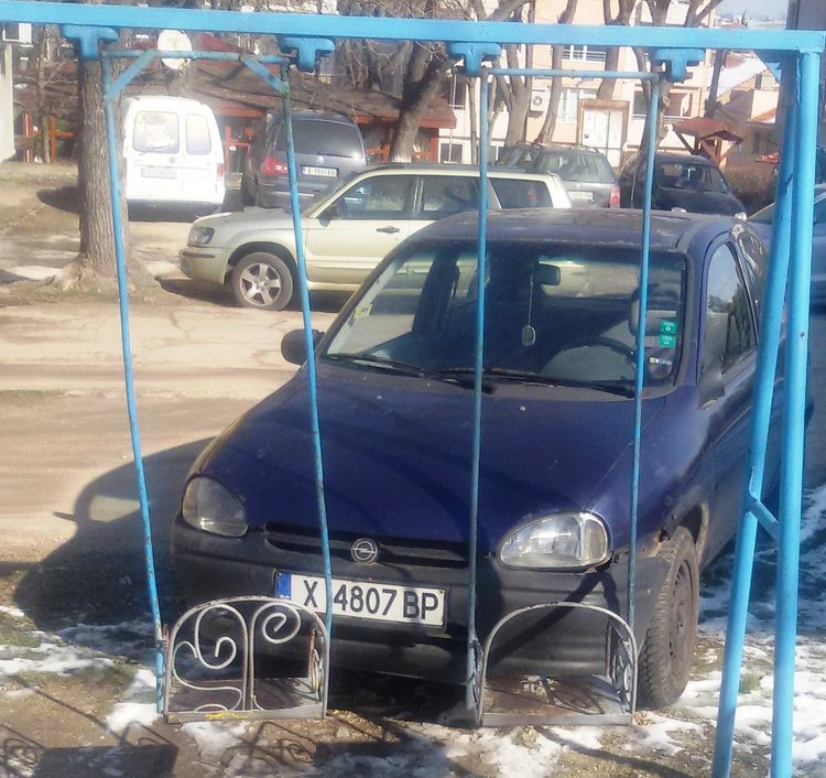 Хасковлия: шофьори паркират в детска площадка, на сантиметри от люлка