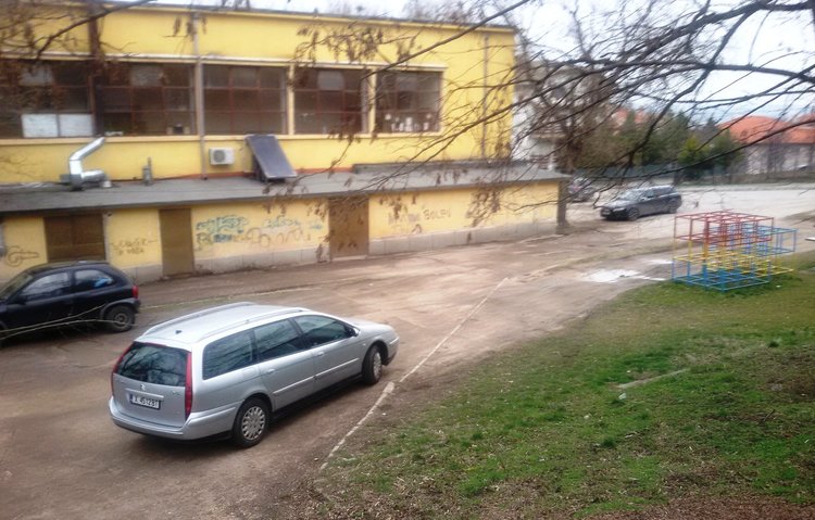 Хасковлия: шофьори паркират в детска площадка, на сантиметри от люлка