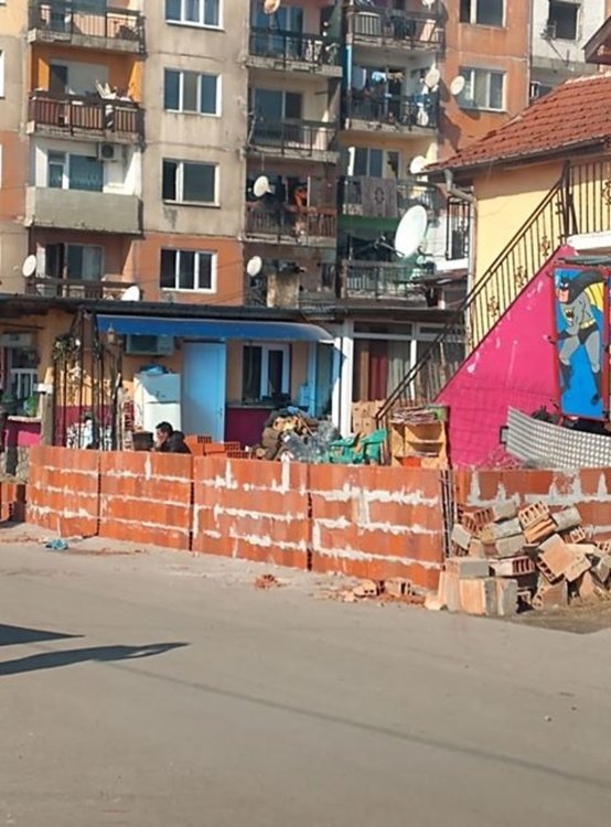 Читател сигнализира за нов строеж до улица без тротоар в Хасково