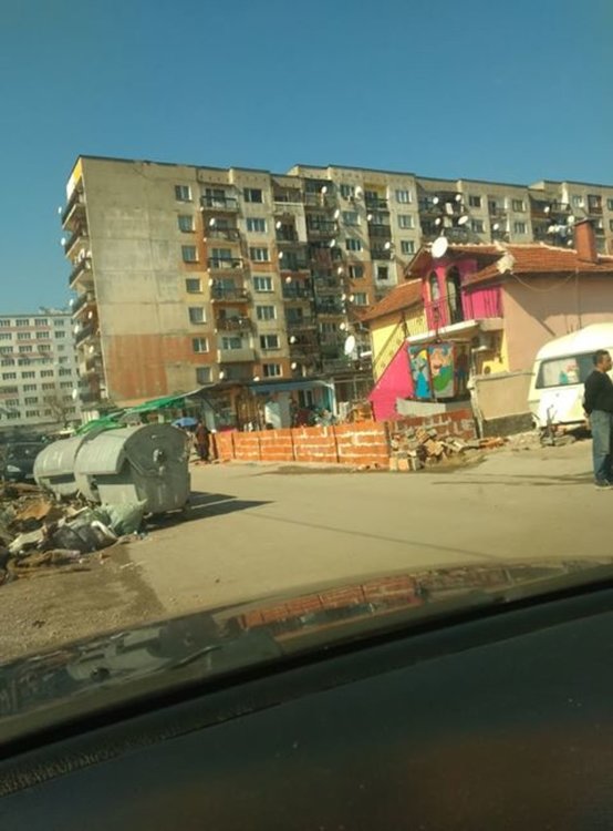 Читател сигнализира за нов строеж до улица без тротоар в Хасково