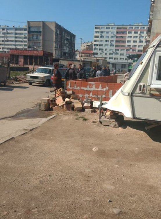 Читател сигнализира за нов строеж до улица без тротоар в Хасково