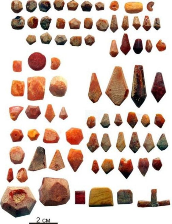 Изделия и заготовки от кехлибар, намерени в работилницата. Сн.: Институт археологии РАН