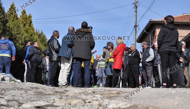 Отрязали парите за асфалт на 13 хасковски села, протест в Стамболийски
