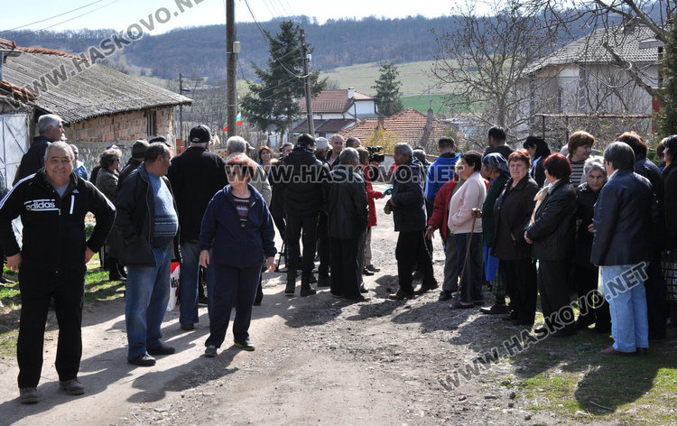 Отрязали парите за асфалт на 13 хасковски села, протест в Стамболийски