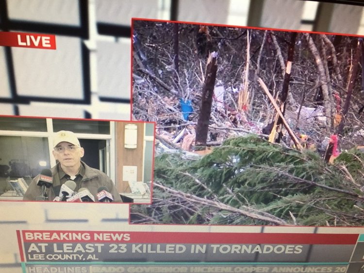 Убийствено торнадо в Алабама взе десетки жертви (видео)