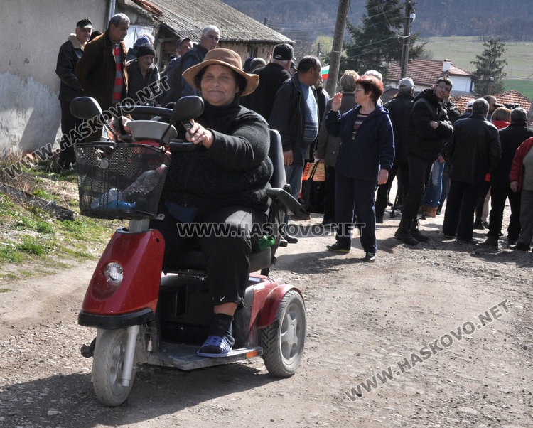 Отрязали парите за асфалт на 13 хасковски села, протест в Стамболийски