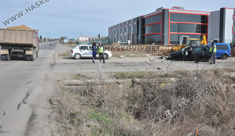 Пежо се преобърна в канавка и се заби във Фолксваген до "Язаки"