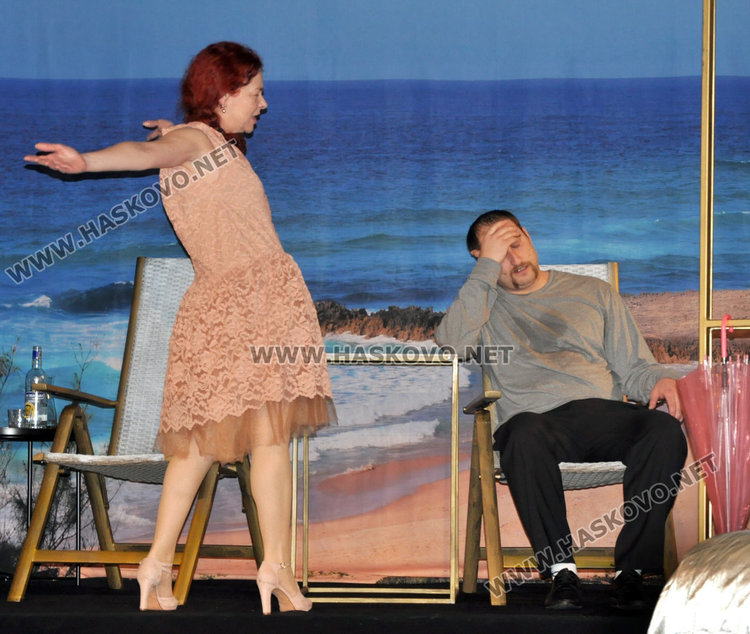 Тони Станчева отново на сцената в театъра в премиерата "Различен от всички"