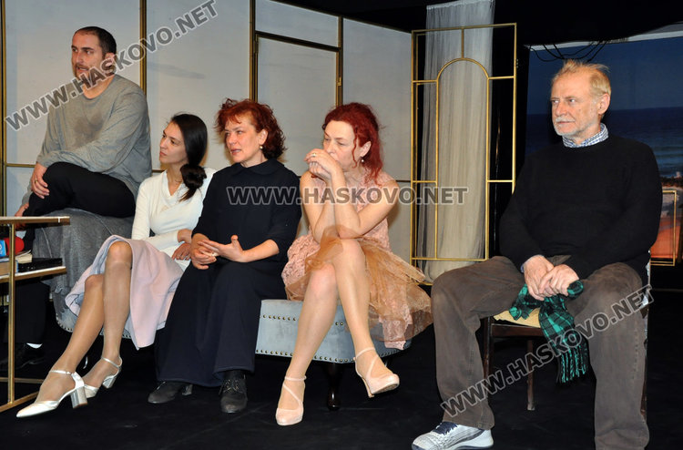 Тони Станчева отново на сцената в театъра в премиерата "Различен от всички"