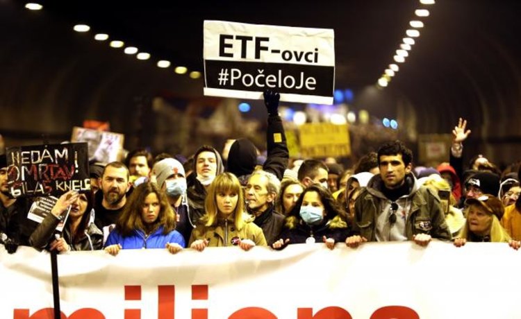 Тирана ври и кипи, хиляди обградиха парламента