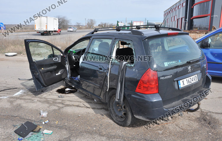 Пежо се преобърна в канавка и се заби във Фолксваген до "Язаки"