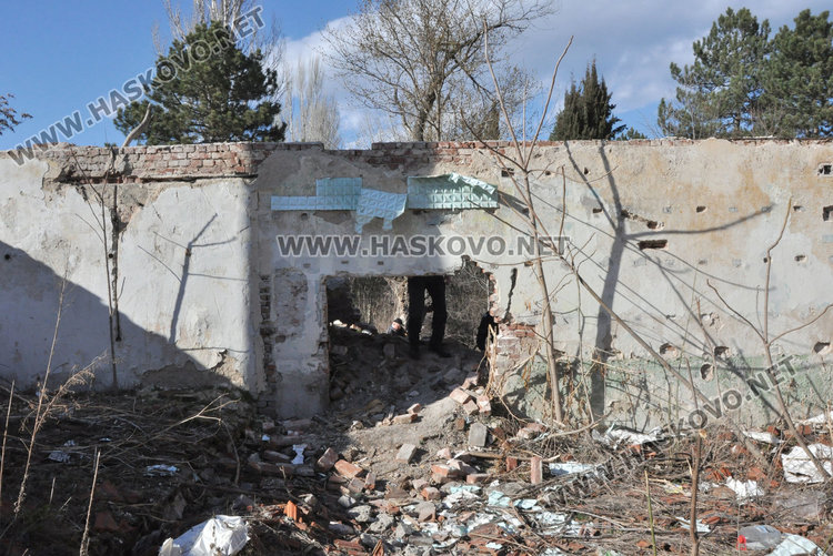 Откриха труп сред руините на казармата