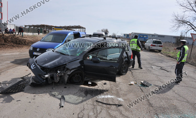 Пежо се преобърна в канавка и се заби във Фолксваген до "Язаки"