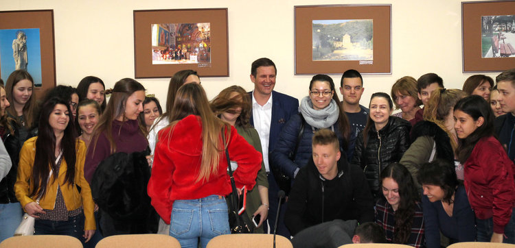 Областният посрещна в администрацията младежи от четири държави 