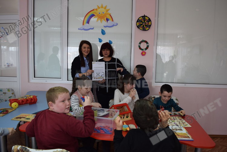 Гурбетчийки от Кърджали разпространиха мартенички в Германия,  дариха 1000 лева за деца с увреждания