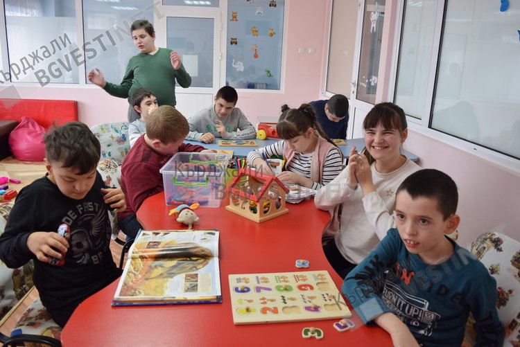 Гурбетчийки от Кърджали разпространиха мартенички в Германия,  дариха 1000 лева за деца с увреждания