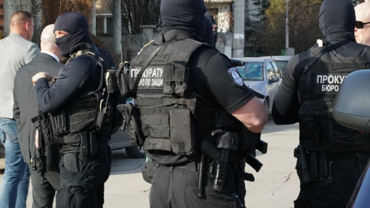 ОПГ в Орландовци, свързана с клана Гольовците. Двама полицаи осигурявали "чадър"