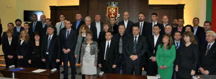 Хакиф Хабил излиза от Общинския съвет на Хасково