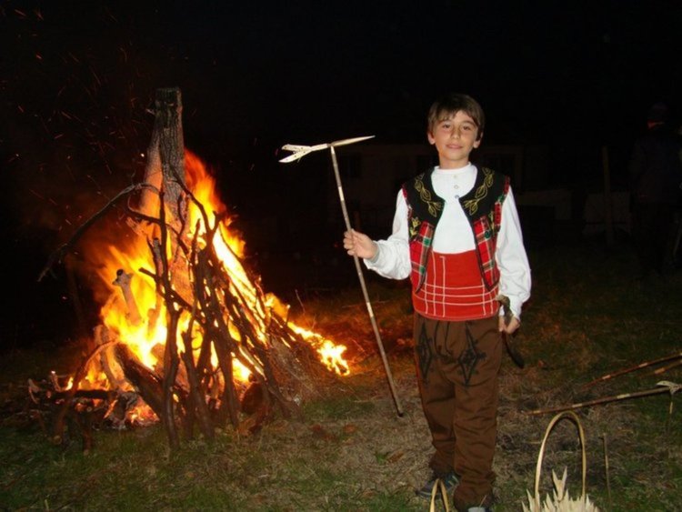 На Сирни Заговезни: Чавги в Бряст, оратник и хамкане в Крепост
