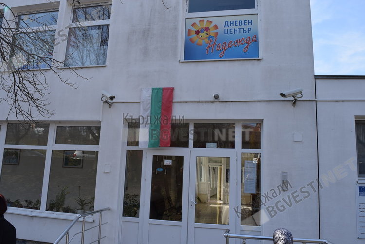 Гурбетчийки от Кърджали разпространиха мартенички в Германия,  дариха 1000 лева за деца с увреждания