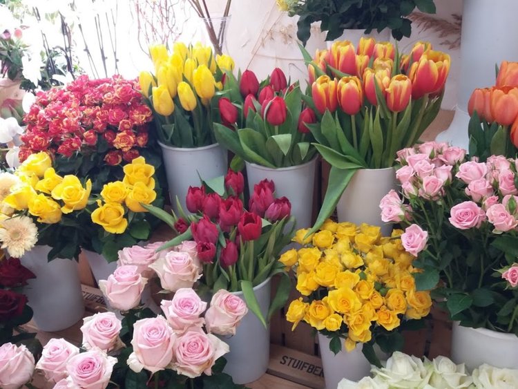 Цветята за 8 март смениха мартеничките