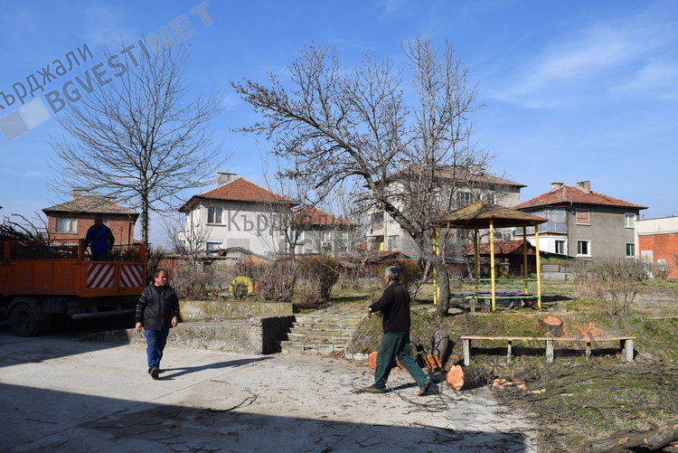 Гурбетчийки от Кърджали разпространиха мартенички в Германия,  дариха 1000 лева за деца с увреждания