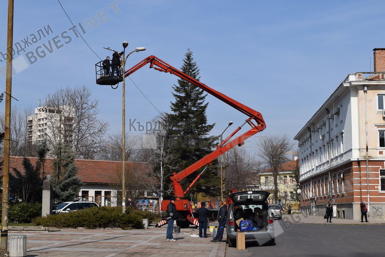 Сменят вече уличните лампи в центъра на Кърджали с лед осветление