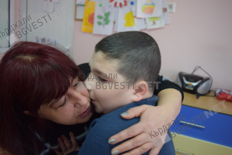 Гурбетчийки от Кърджали разпространиха мартенички в Германия,  дариха 1000 лева за деца с увреждания