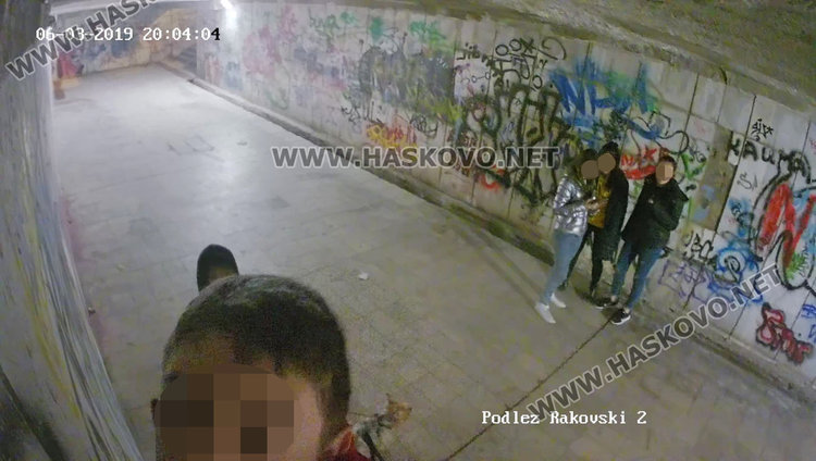 Деца пробваха да счупят камерите в подлеза на „Раковски“