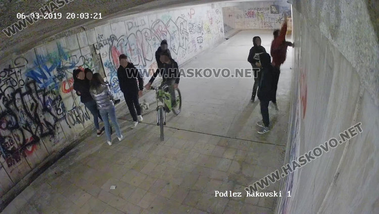 Деца пробваха да счупят камерите в подлеза на „Раковски“