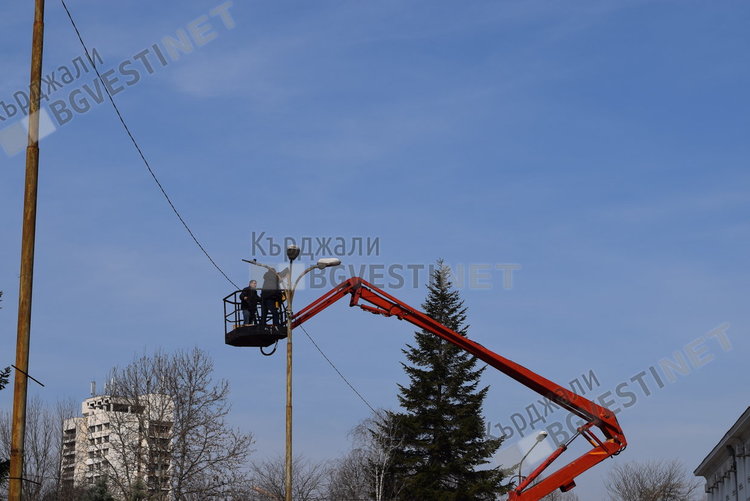Сменят вече уличните лампи в центъра на Кърджали с лед осветление