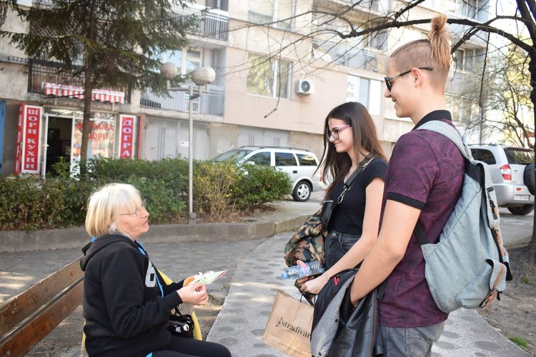 Ученици от Езиковата  подариха осмомартенски усмивки в центъра на Хасково 