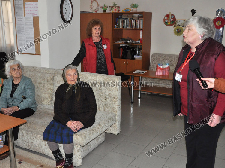 Хора̀, почерпка и подаръци за 8 март в Дневния център за стари хора