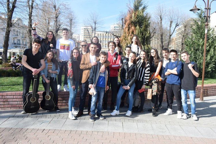 Ученици от Езиковата  подариха осмомартенски усмивки в центъра на Хасково 