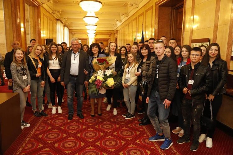 Цвета Караянчева прие в Парламента ученици от СУ „Отец Паисий“ от Кирково