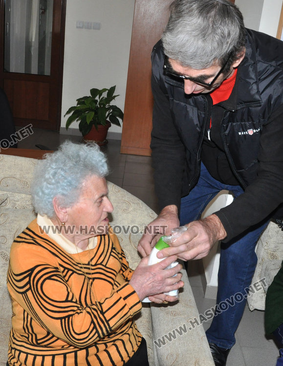 Хора̀, почерпка и подаръци за 8 март в Дневния център за стари хора