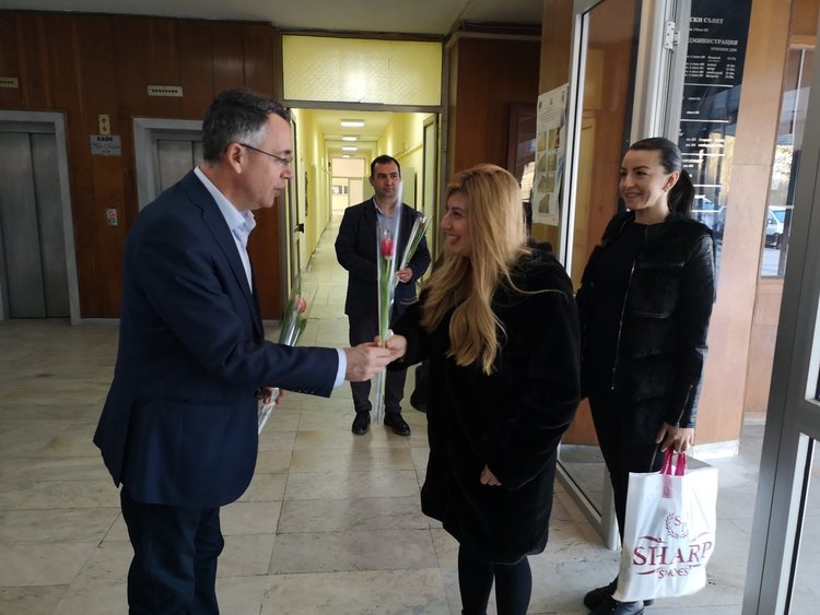 Лалета от инж.Хасан Азис за служителките в общината