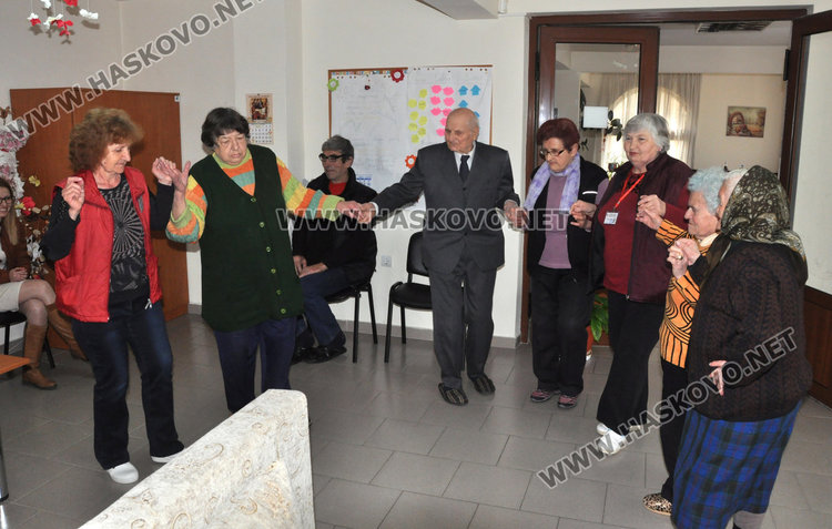 Хора̀, почерпка и подаръци за 8 март в Дневния център за стари хора