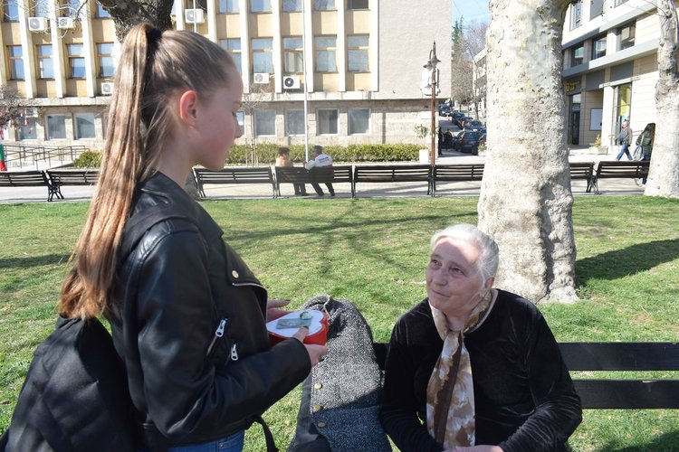 Ученици от Езиковата  подариха осмомартенски усмивки в центъра на Хасково 