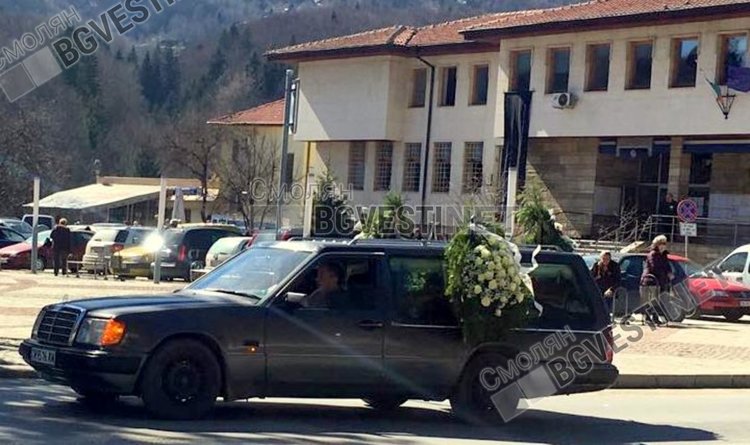 На сградата на Районната здравноосигурителна каса в Смолян днес е спуснато траурно знаме в знак на скръб и поклон пред паметта на д-р Гелов, който оглавяваше касата в продължение на почти 20  години