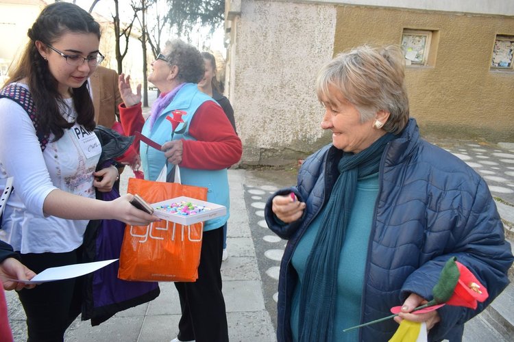 Ученици от Езиковата  подариха осмомартенски усмивки в центъра на Хасково 
