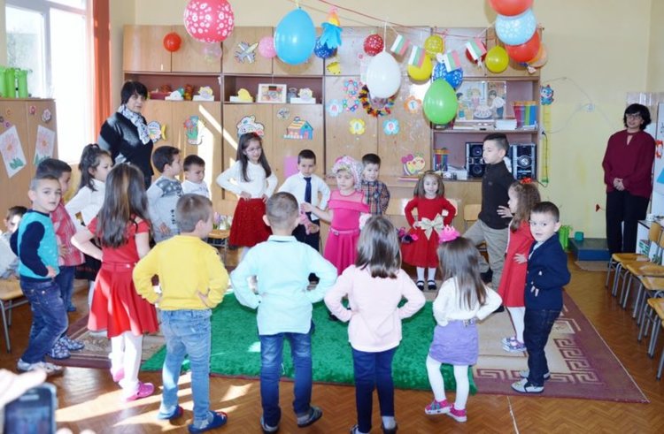 Децата подариха любов на мама в Черноочене