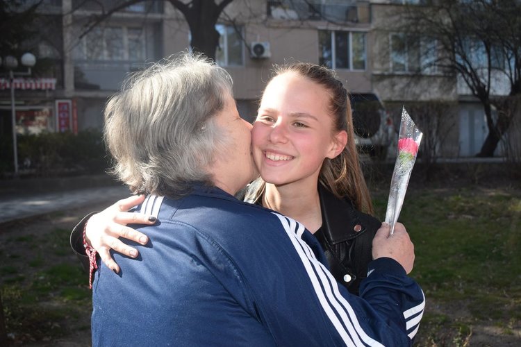 Ученици от Езиковата  подариха осмомартенски усмивки в центъра на Хасково 