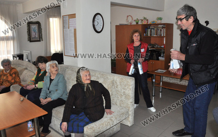 Хора̀, почерпка и подаръци за 8 март в Дневния център за стари хора