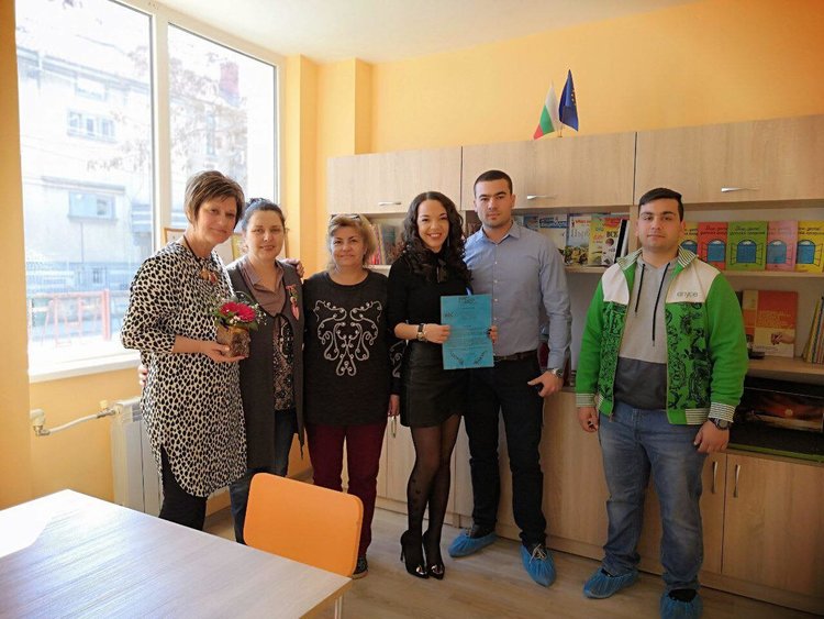 Младежите от ГЕРБ-Димимтровград поздравиха всички дами от училищата и градините