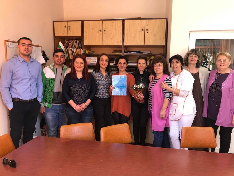 Младежите от ГЕРБ-Димимтровград поздравиха всички дами от училищата и градините