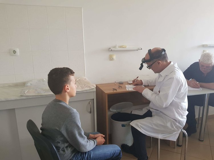 Над 300 деца прегледаха специалисти от "Пирогов " в Смолян, много се оказали с изкривен гръбнак