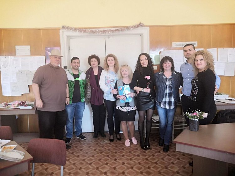 Младежите от ГЕРБ-Димимтровград поздравиха всички дами от училищата и градините